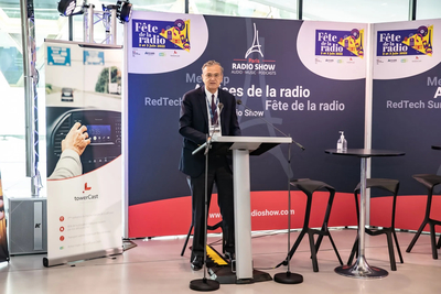 Roch-Olivier Maistre from Arcom speaking at a lecturn at Assises de la radio