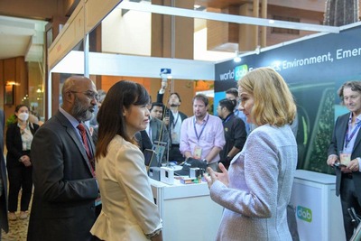 Bernie O'Neill talks to Minister Teo Nie Ching on the WorldDAB Pavilion